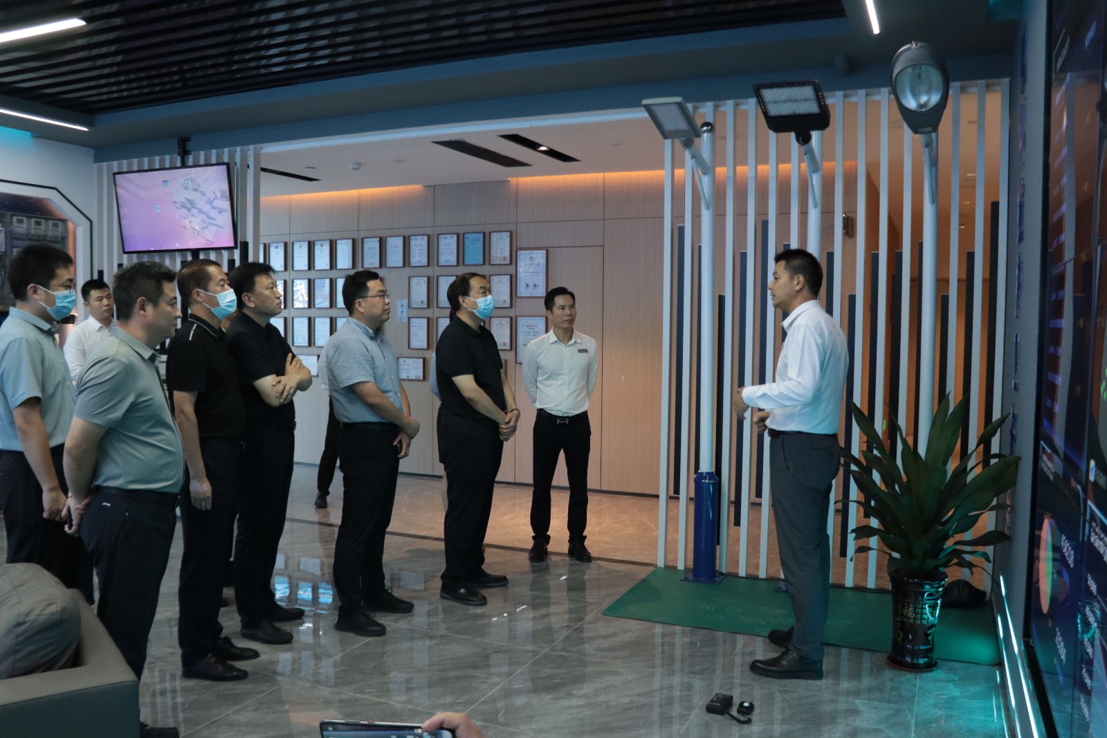 热烈欢迎邯郸魏县一行领导莅临开云手机官方网站科技参观考察