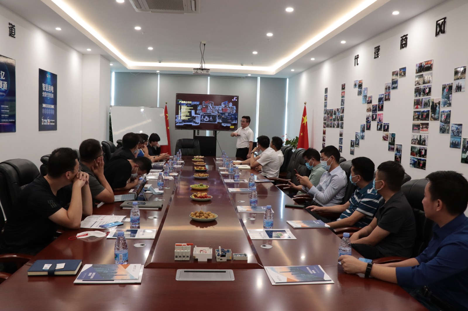 新奥能源集团领导一行莅临开云手机官方网站科技参观指导