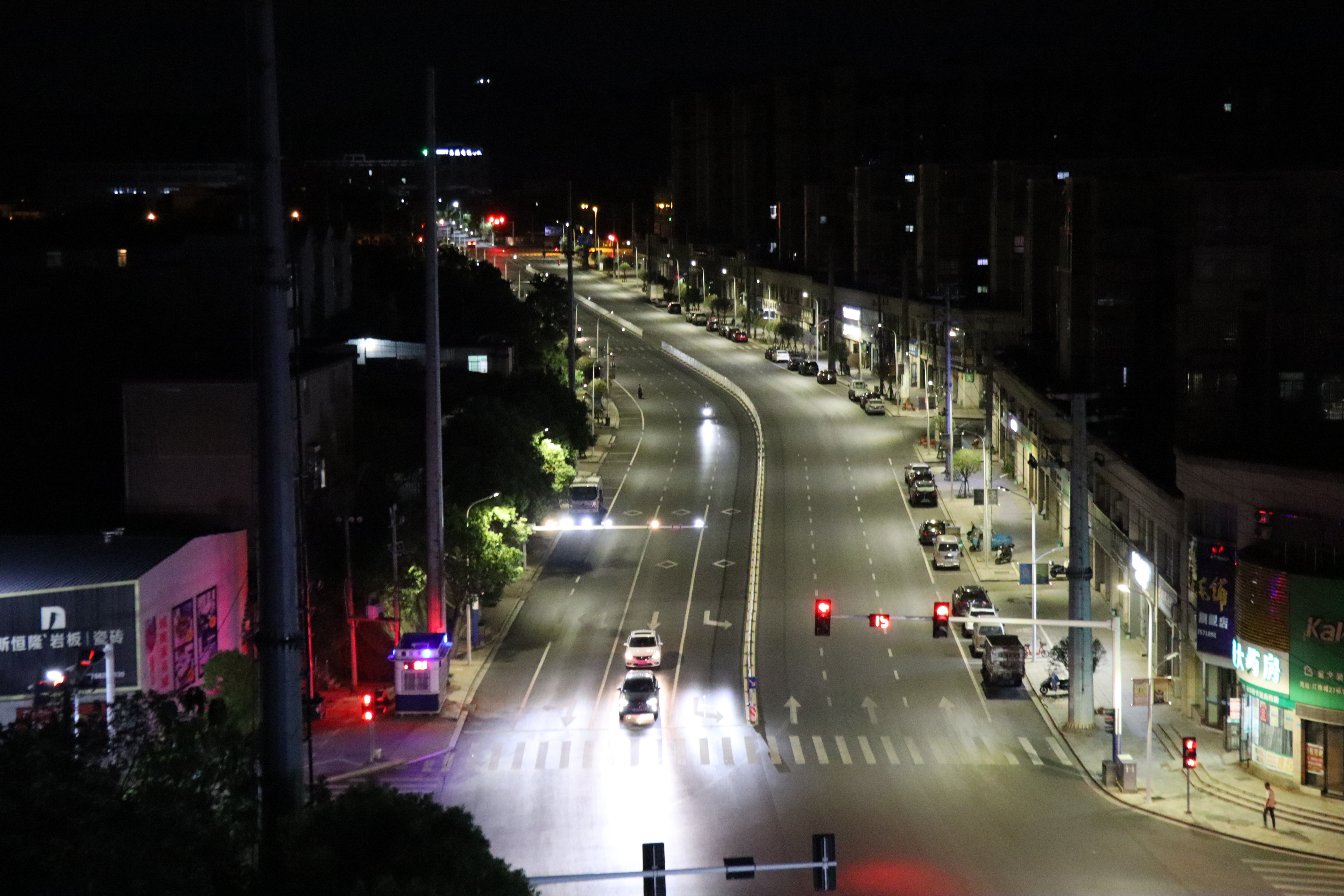 明珠大道路灯改造完美验收，开云手机官方网站电保安全节能路灯让每一度电都更有价值！